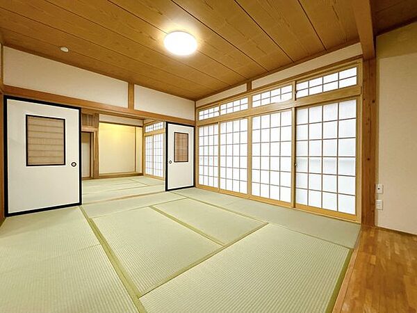 【リフォーム済】1階南東側約8畳和室を別角度から撮影しました。隣接する和室と繋げることで開放的な空間になります。