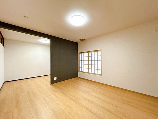 【リフォーム済】2階西側14帖洋室です。柱を生かし、壁を設置することで寝室とワークスペースに分けるなど様々な使い方が可能です。