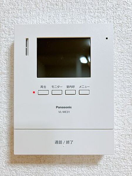 【リフォーム済】TVモニターホンです。訪問者が玄関のインターホンを押すと自動的に画面が映り画像が録画されます。