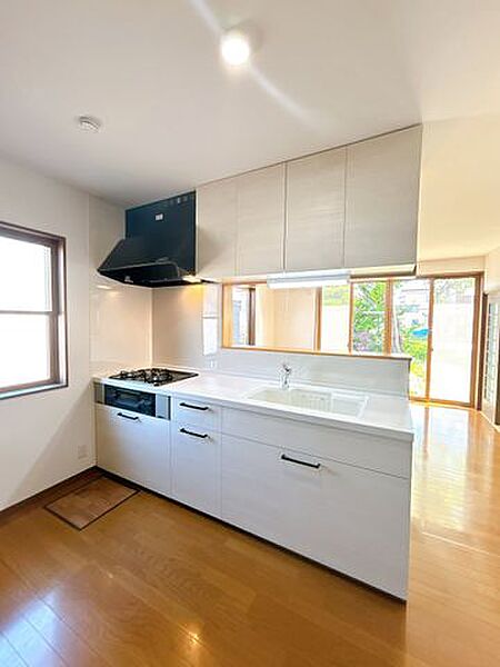 【リフォーム済】キッチンは永大産業製の新品に交換しました。引き出し収納も付いているので、大きなフライパンやお鍋などの調理器具などの出し入れもとても簡単です。
