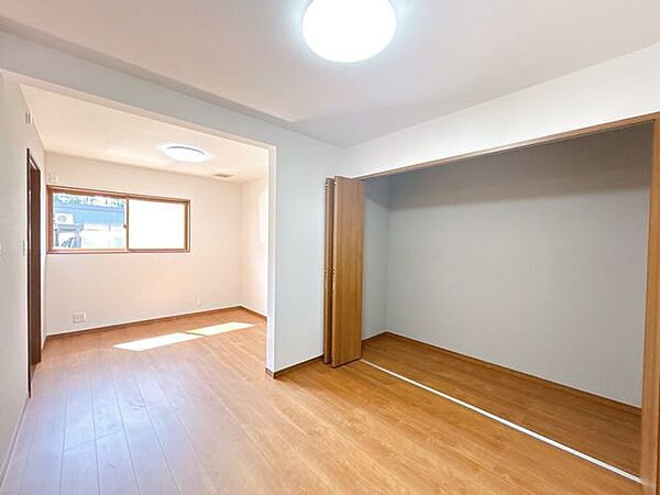 【リフォーム済】1階北西側の居室です。写真奥の洋室と繋げて、約9帖の洋室にしました。フローリングは重ね張り、壁クロスは張替をし、天井はクロス張りを実施しております。