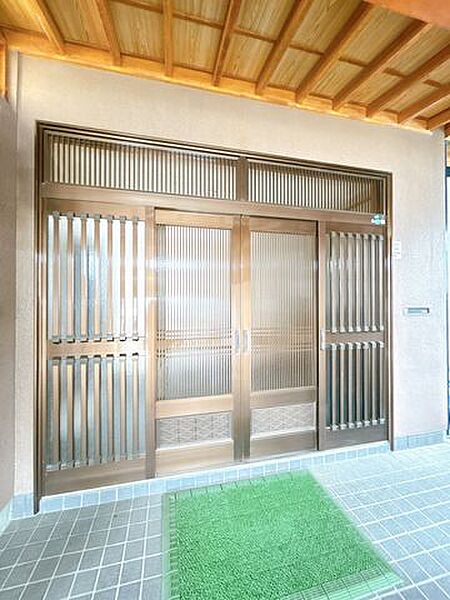 【リフォーム中】玄関を外側から撮影しました。