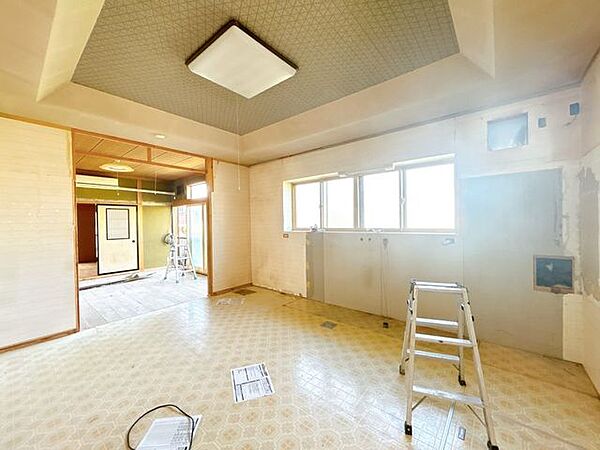 【リフォーム中】隣の和室と繋げて約18.5帖のLDKにする予定です。家族みんなでお食事を楽しめそうですね。フローリングは重ね張り、壁クロスは張替をし、天井はクロス張りを実施予定です。