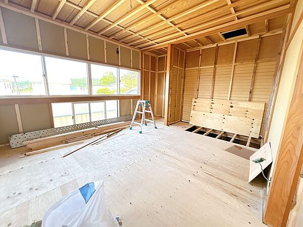 【リフォーム中】2階北東側、約8帖の和室です。フローリングは重ね張り、壁クロスは張替をし、天井はクロス張りを実施予定です。建具・照明・収納は新しくする予定です。