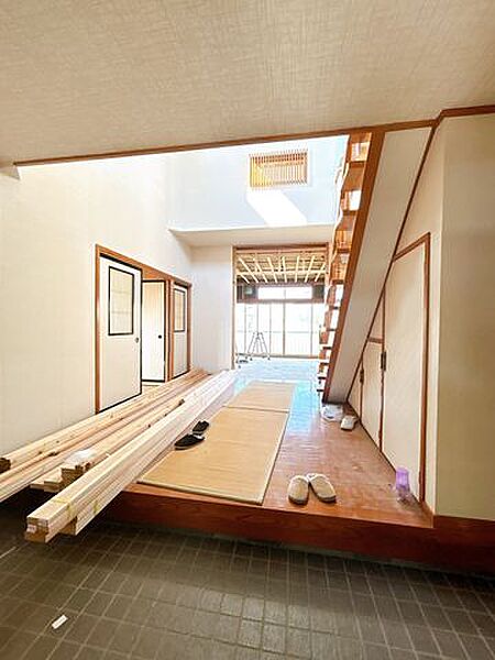 【リフォーム中】玄関の内側から撮影しました。壁クロスは張替をし、天井はクロス張りを実施予定です。下駄箱は、新しいものに交換する予定です。