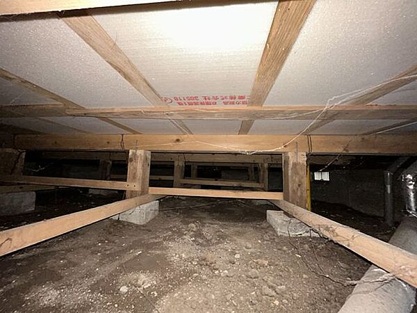 中古住宅の3大リスクである、雨漏り、主要構造部分の欠陥や腐食、給排水管の漏水や故障を2年間保証します。その前提で床下まで確認の上でリフォームし、シロアリの被害調査と防除工事もおこなっています。