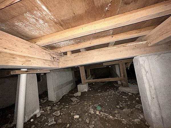 中古住宅の3大リスクである、雨漏り、主要構造部分の欠陥や腐食、給排水管の漏水や故障を2年間保証します。その前提で床下まで確認の上でリフォームし、シロアリの被害調査と防除工事もおこなっています。