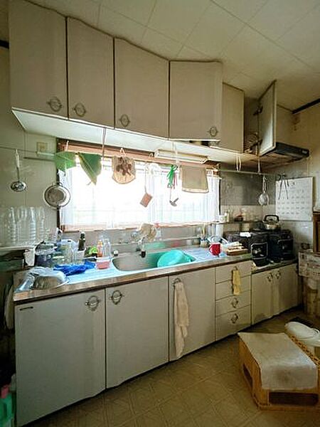 【現況販売】キッチンです。収納が豊富なので、調理器具の出し入れもとても簡単です。