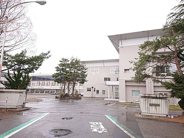 【周辺環境】大曲中学校まで約6.3km(車で約11分) 6300m