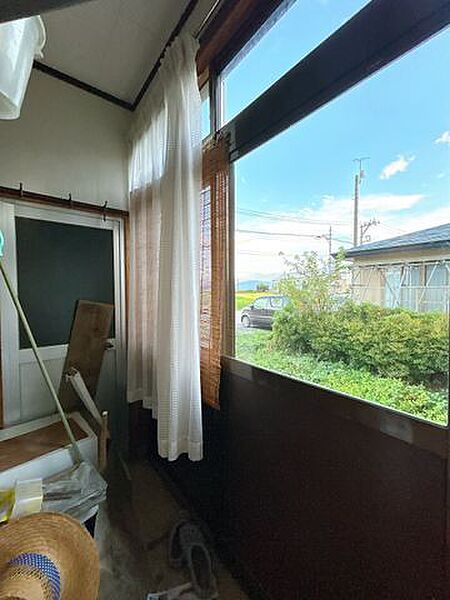 【現況販売】縁側に続く土間スペースです。