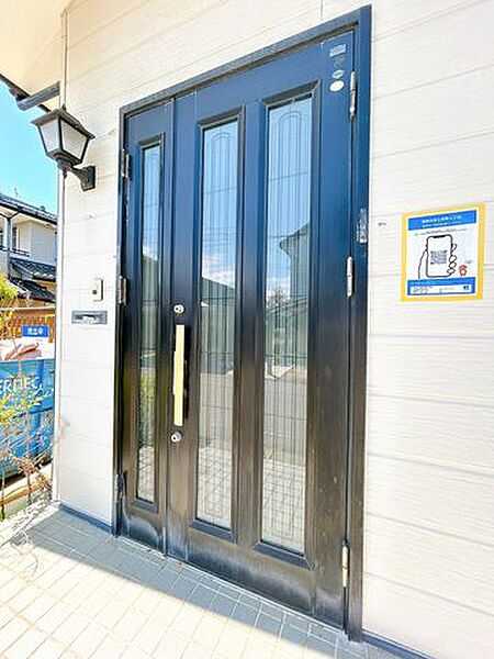 【リフォーム中】玄関です。クリーニングと鍵交換を実施します。モニター付きインターホンも新設するのでセキュリティ面も安心です。