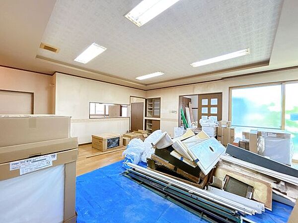 【リフォーム中】約28帖LDKを別角度から撮影しました。天井・壁のクロス張替え工事を実施します。明るい清潔感のある空間に仕上げます。