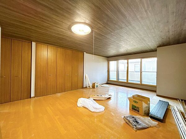 【リフォーム中】二階に西側約18.5帖洋室です。床はクリーニング、天井・壁はクロス張替え工事を実施します。アクセントクロスで仕上げることでおしゃれな空間に仕上がります。