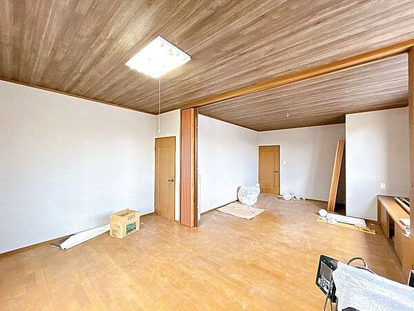【リフォーム中】二階東側約12帖洋室です。床はクリーニング、天井・壁はクロス張替え工事を実施します。収納も多く設置されています。