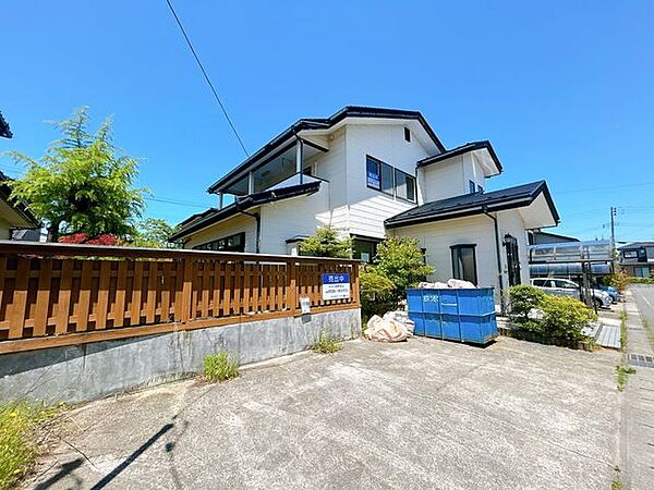 【リフォーム中】駐車場を撮影しました。並列駐車が可能なので車の出入りも楽にできますね。