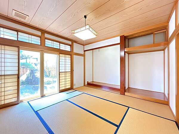 【リフォーム中】一階西側約8畳和室です。畳は表替え、天井・壁はクロス張替え工事を実施します。イグサの香りの心地よい落ち着く空間に仕上げます。