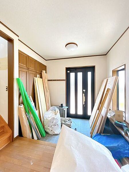 【リフォーム中】玄関を宅内から撮影しました。床はクリーニング、天井・壁はクロス張替え工事を実施します。