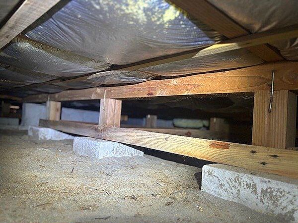 中古住宅の3大リスクである、雨漏り、主要構造部分の欠陥や腐食、給排水管の漏水や故障を2年間保証します。その前提で床下まで確認の上でリフォームし、シロアリの被害調査と防除工事もおこないます。
