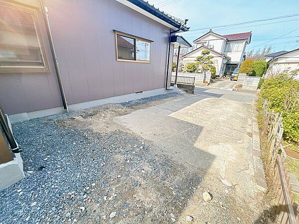 【リフォーム済】駐車スペースは縦列で二台可能です。