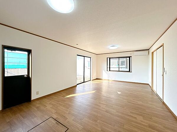 【リフォーム済】約14帖LDKをキッチン側から撮影しました。キッチンをあえて壁付けに設置することで、ソファなどのインテリアを設置するスペースを広くとりました。