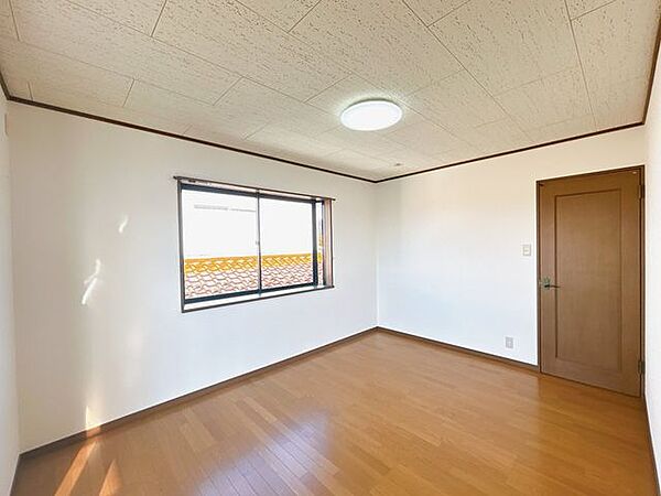 【リフォーム済】二階南西側約6帖の洋室の写真です。壁のクロス張替え工事を実施しました。