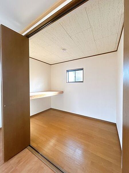 【リフォーム済】ウォークインクローゼットの写真です。衣服の収納に活躍してくれます。