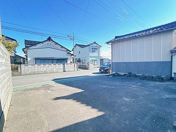 【駐車場】駐車スペースは並列で三台可能です。外用の物置を置いたりすることも可能です。