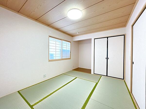 【リフォーム済】一階約6畳和室です。畳の表替えと壁クロス張替え工事を実施しました。イグサの香りの心地よい空間です。