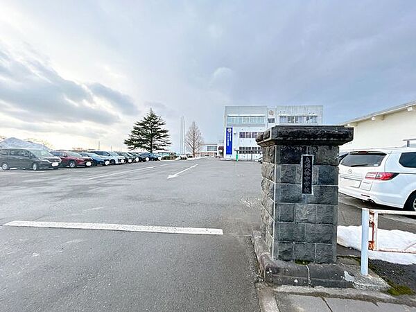 市立鳥海八幡中学校まで700m(徒歩9分)。 4000m