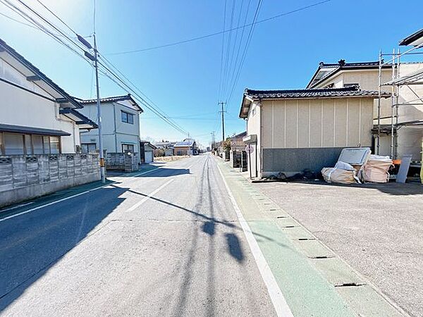 前面道の写真です。幅員は約7ｍあります。