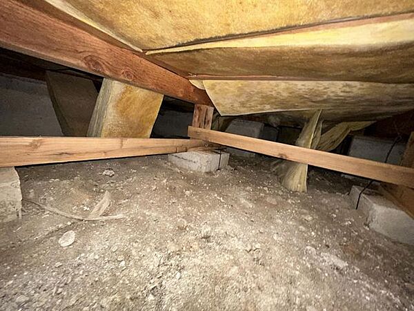 中古住宅の3大リスクである、雨漏り、主要構造部分の欠陥や腐食、給排水管の漏水や故障を2年間保証します。その前提で床下まで確認の上でリフォームし、シロアリの被害調査と防除工事もおこないます。