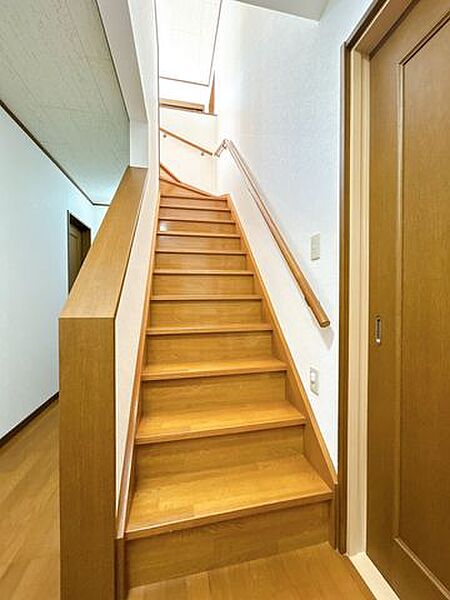 【リフォーム済】階段を一階から撮影しました。壁のクロス張替え工事を実施しました。手すりも新設したので上り下りも楽にできます。