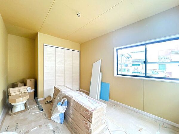 【リフォーム中】一階南東側約6.5帖洋室を作成中です。床はフローリング張替え、天井・壁はクロス張替え工事を実施します。クローゼット収納も新設します。