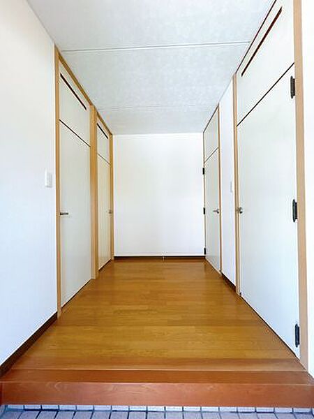 【リフォーム済】玄関ホールです。床、天井はクリーニング、壁はクロス張替え工事を実施しました。