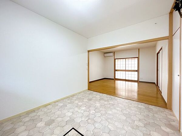 【リフォーム済】約14帖LDKを別角度から撮影しました。家族団らんを楽しめる明るい空間に仕上がりました。