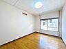 子供部屋：【リフォーム済】北側約6帖洋室です。床・天井はクリーニング、壁はクロス張替え工事を実施しました。お子様の一人部屋としてのご活用はいかがでしょうか。