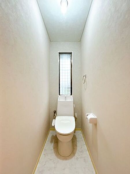 【リフォーム済】トイレの写真です。新しい温水洗浄機能付きトイレに交換いたしました。直接肌に触れるところなので設備が新しいと気持ちいいですね。