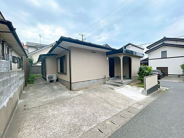 【リフォーム済】外観を引きで撮影しました。日々のお手入れやメンテナンスな楽なコンパクトな平家住宅です。