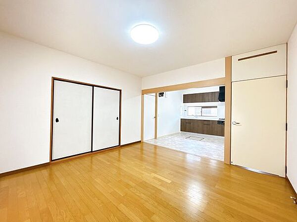 【リフォーム済】約14帖LDKを別角度から撮影しました。キッチン側の床はクッションフロアー重張り、天井・壁はクロス張替え工事を実施しました。