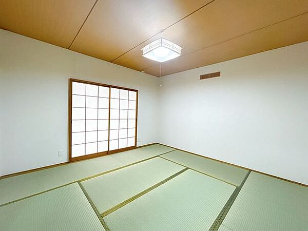 【リフォーム済】南東側約8畳和室です。畳の表替えと壁のクロス張替え工事を実施しました。イグサの香りの心地よい落ち着く空間に仕上がりました。