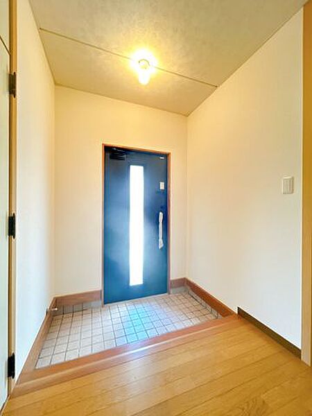 【リフォーム済】玄関を宅内から撮影しました。壁のクロス張替え工事を実施しました。