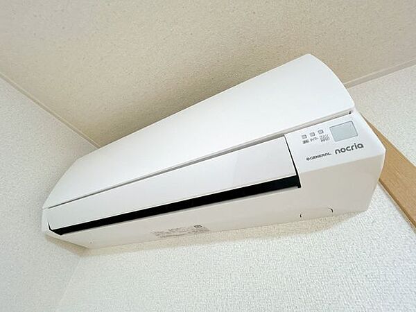 【リフォーム済】Fujitsu製のエアコン。ハイパワー機能でお部屋を素早く理想的な温度へ、電流カット機能で急激な電流の上昇を防ぎ、他の家電製品併用時のブレーカー落ち対策に有効な機能もあります。