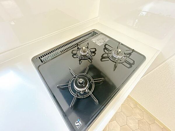 【リフォーム済】3口あるコンロで同時進行で時間短縮。大きなお鍋を置いても困らない広さ。ワンタッチ着火で押すだけ、火力調整もレバーで簡単。お手入れ簡単なコンロなのでうっかり吹きこぼしてもお掃除ラクラク。