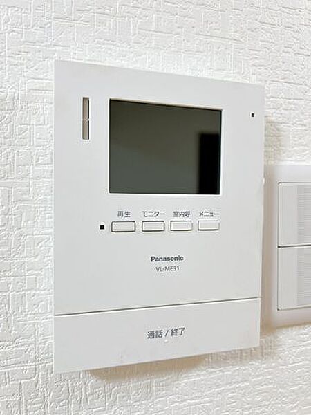 【リフォーム済】新しく設置したドアホンはカラーモニター付き。リビングに設置のモニターで玄関にいらしたお客様を確認してから応対できます。留守中の来客も記録できるので防犯面でも安心ですね。