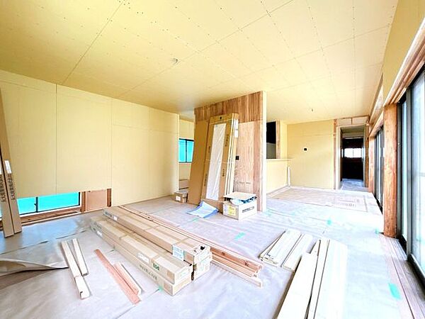 【リフォーム中】作成中約21帖LDKを別角度から撮影しました。ソファやテレビなど家具設置のイメージが膨らみやすい住宅にリフォームします。