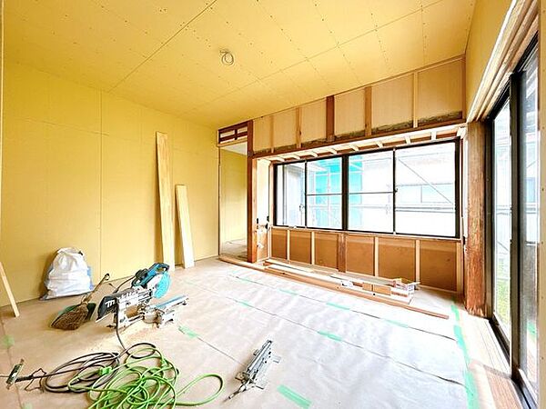 【リフォーム中】約6帖洋室を作成中です。床はフローリング張替え、天井・壁はクロス張替え工事を実施します。お子様のお部屋としていかがでしょうか。