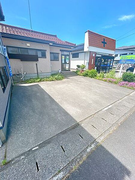【リフォーム中】駐車場です。並列駐車が可能な広々駐車場です。