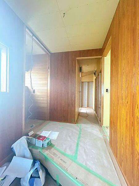 【リフォーム中】玄関ホールです。床はフローリング重張り、天井・壁はクロス張替え工事を実施します。
