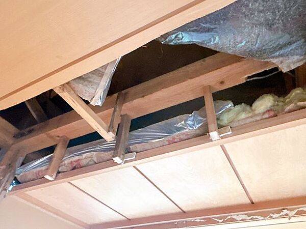 【リフォーム中】天井には断熱材が確認できました。