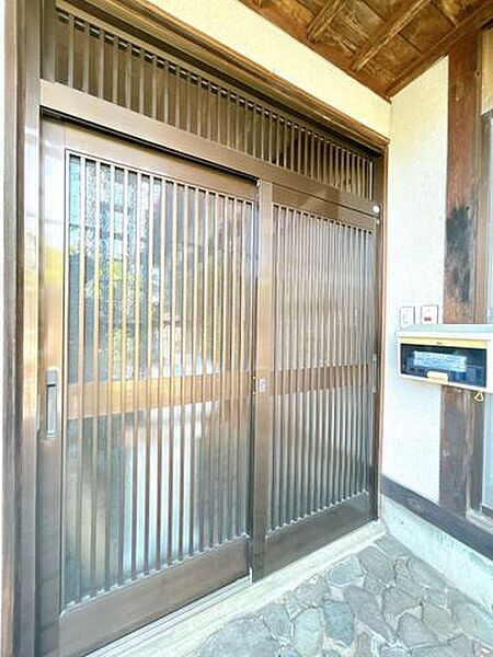 【リフォーム中】玄関です。玄関は鍵の交換とクリーニングを実施します。モニター付きインターホンも新設するのでセキュリティー面も安心です。